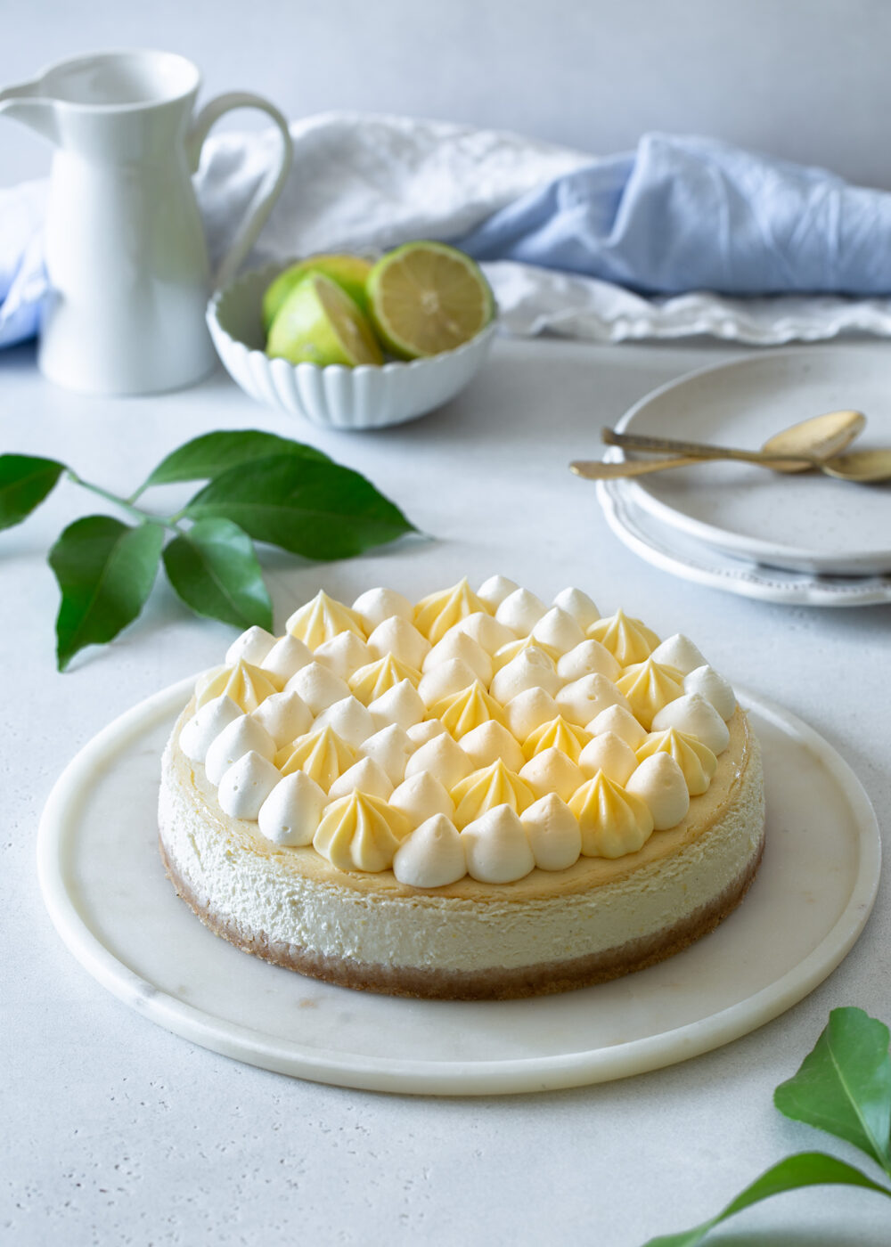 עוגת גבינה לימון אפויה עם קרם לימון חלומי